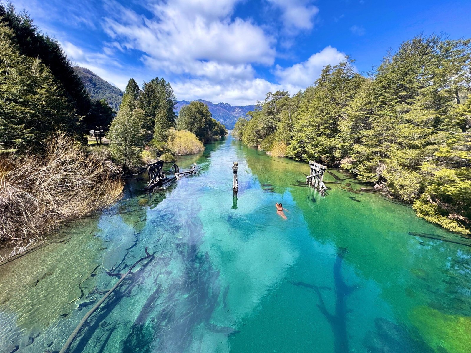 Entraînement de nage en eaux froides dans la région des Sept Lacs en Patagonie