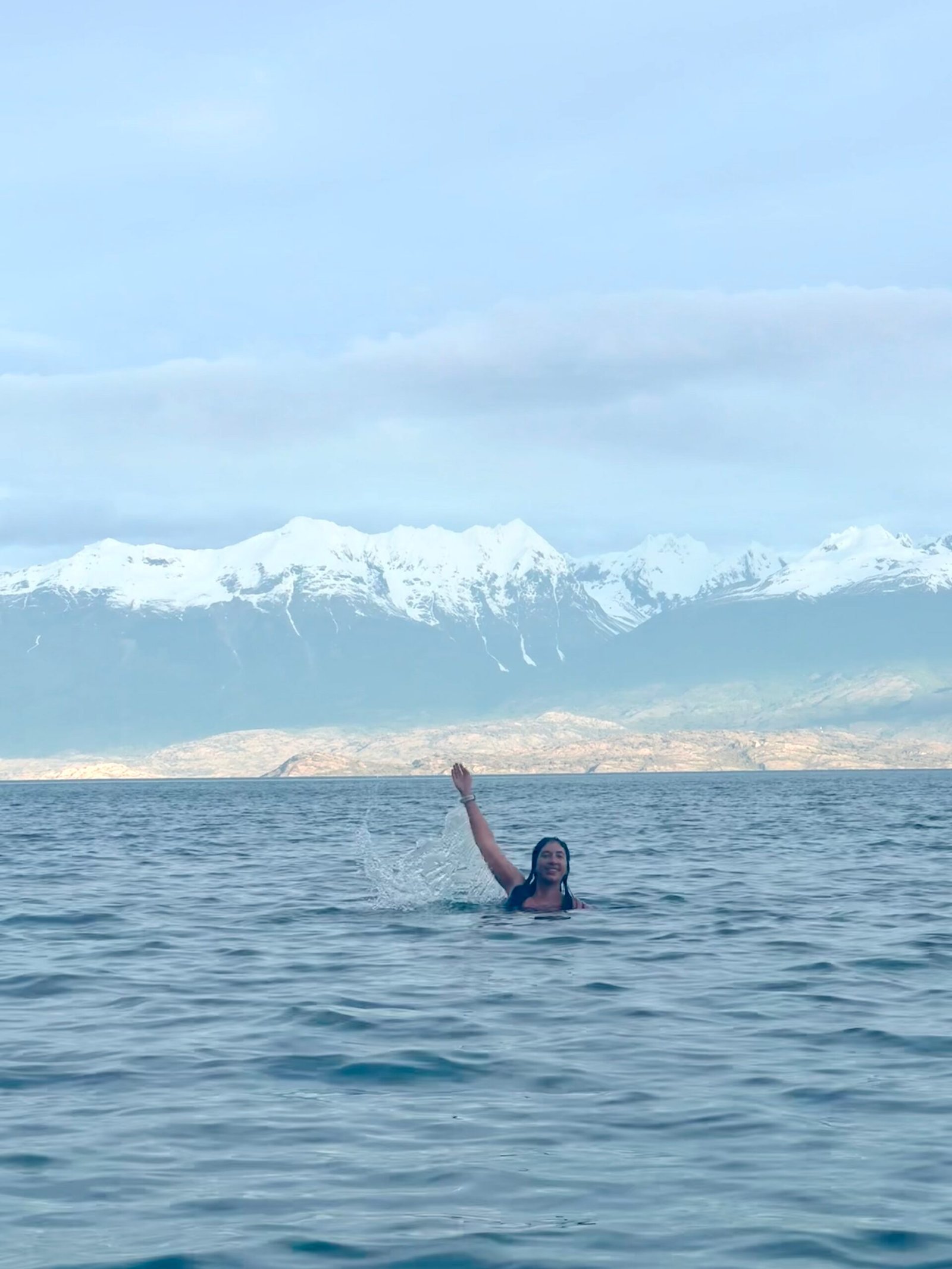 Nageuse en eau froide Estelle Ohanian nageant devant les glaciers de Patagonie sans combinaison