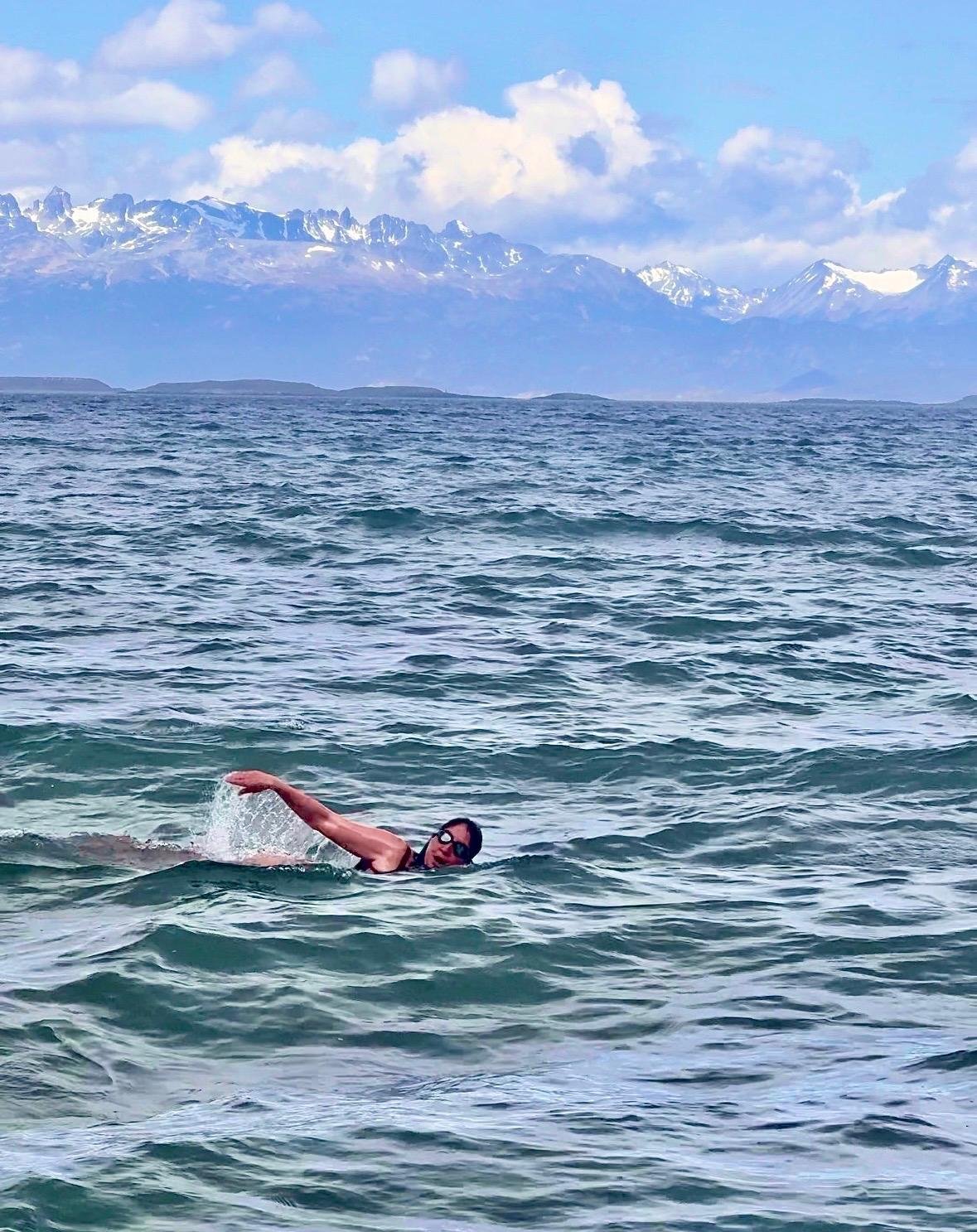 Ice swim à la Fin du Monde à Ushuaia par la nageuse en eau glacée Estelle Ohanian