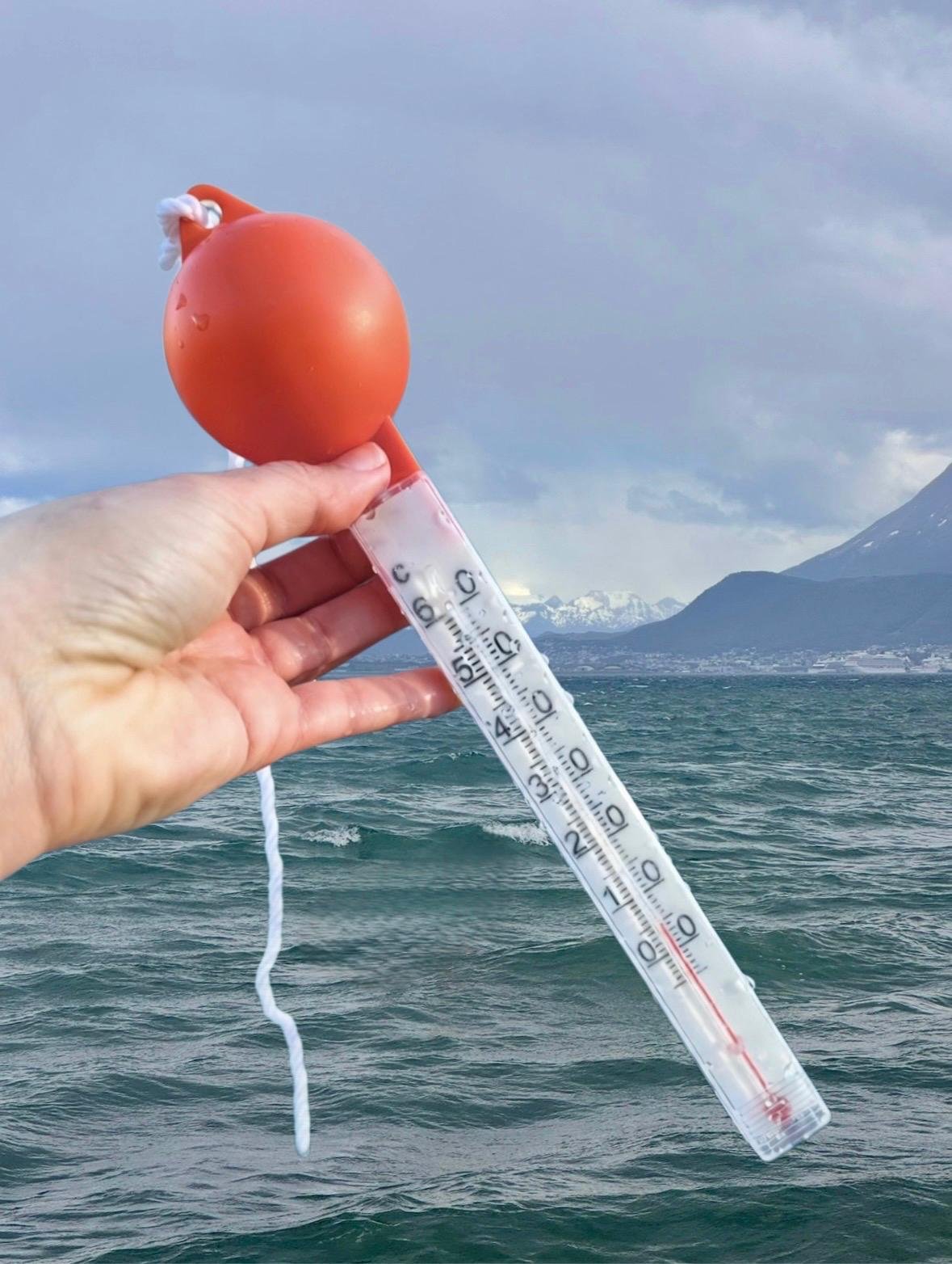 Thermomètre mesurant une eau à 5 degrés lors de la nage en eau glacée à Ushuaia