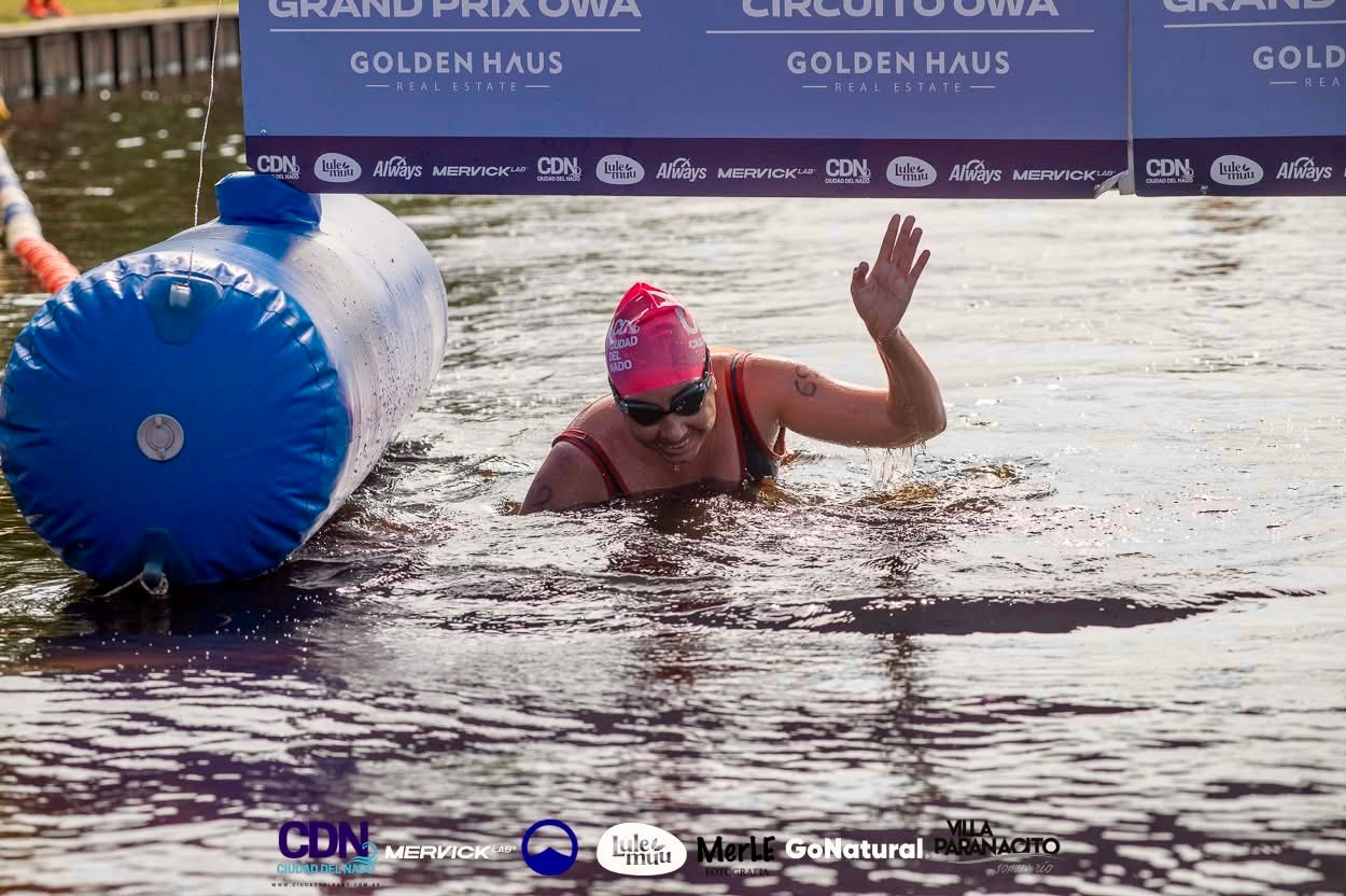 Sortie de l'eau et arrivée d'Estelle Ohanian lors du 10km Open Water Argentina