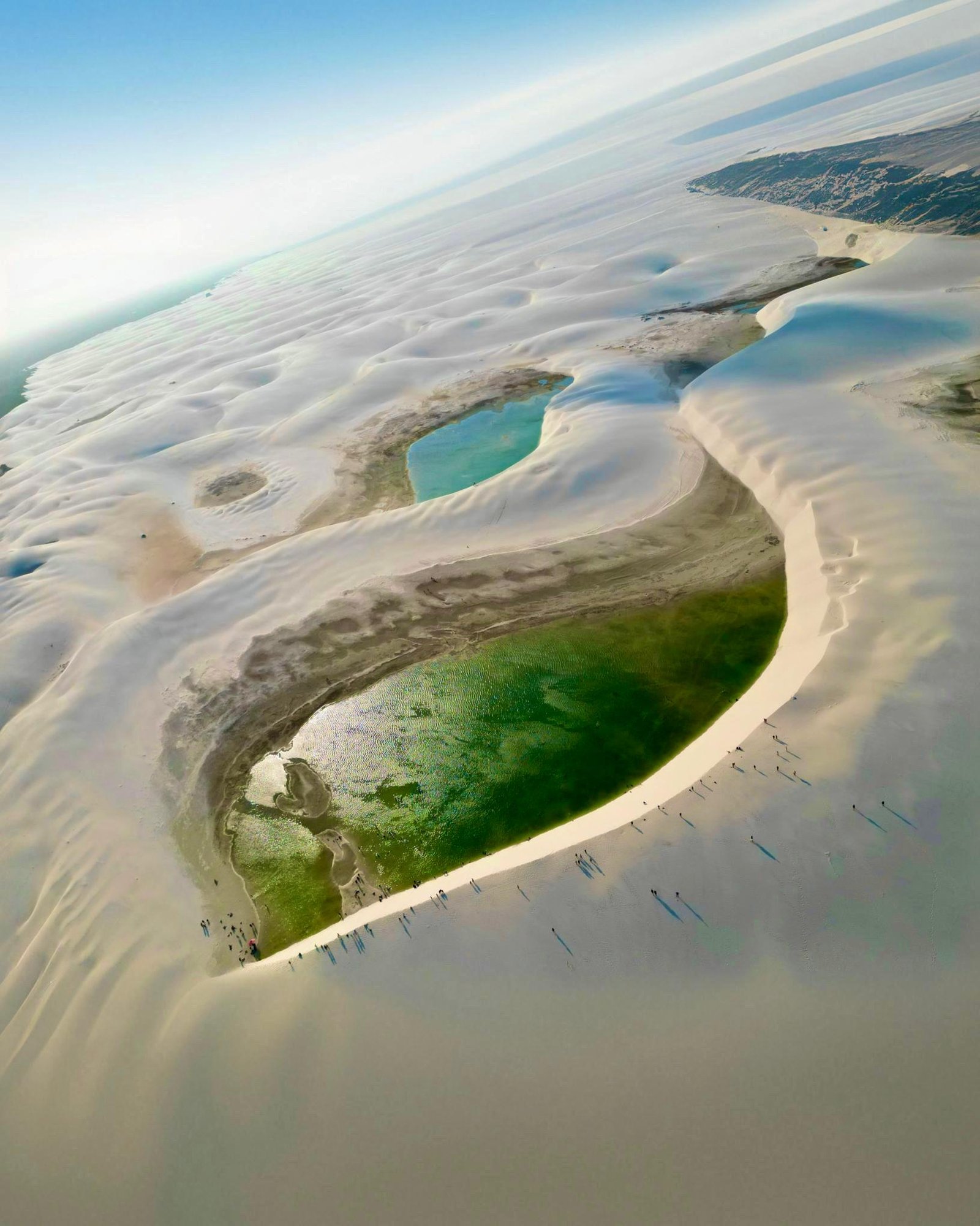 Vue aérienne d'Estelle Ohanian nageant dans les lagunes du désert des Lençóis Maranhenses