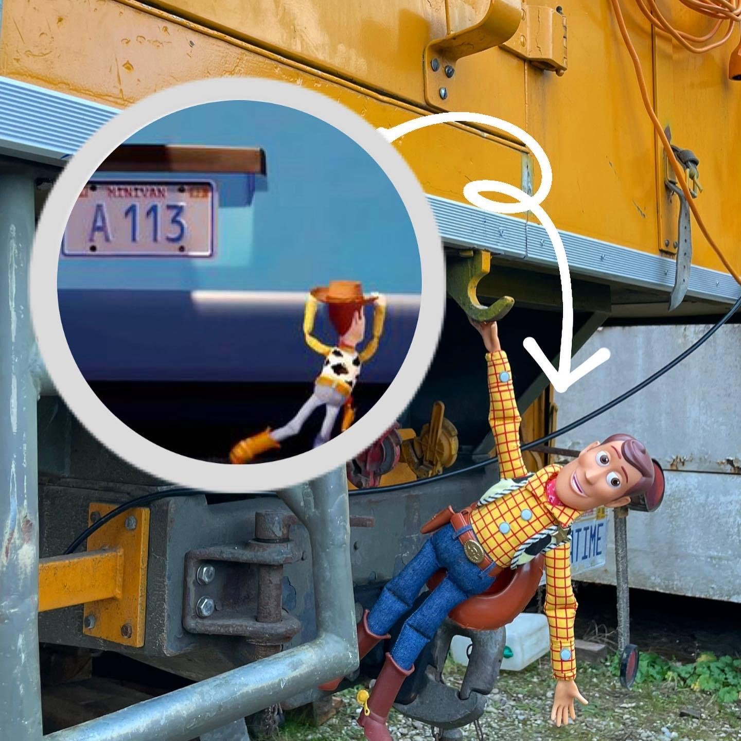 La peluche Woody accrochée à l’arrière de Woody