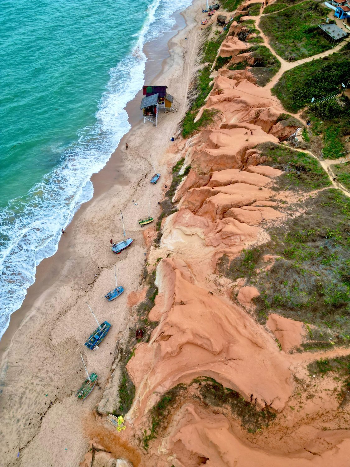 Les falaises rouges de la côte brésilienne