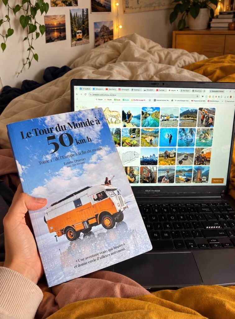 Le livre Le Tour du Monde a 50 km/h d Estelle Ohanian tenu devant la galerie des photos du livre
